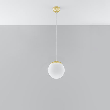Suspension sphère en verre opalin blanc de 20 cm à calotte dorée sur câble transparent, fond clair
