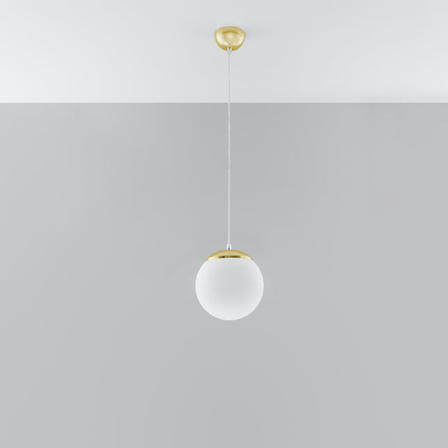 Suspension sphère en verre opalin blanc de 20 cm à calotte dorée sur câble transparent, fond clair