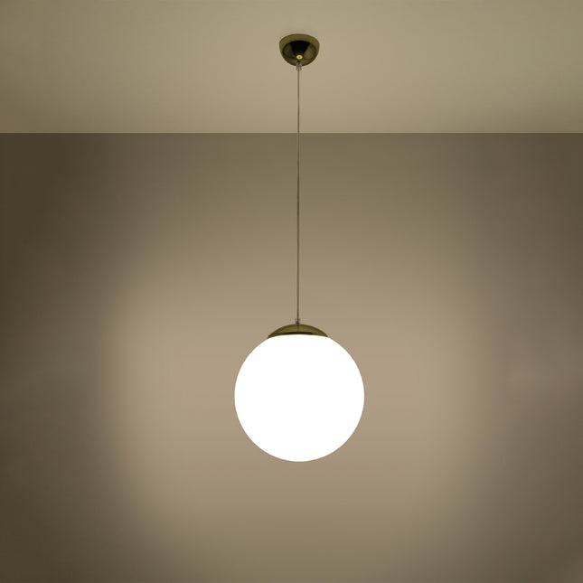 Suspension sphère opaline dorée 30 cm allumée diffusant une lumière douce et chaleureuse au plafond