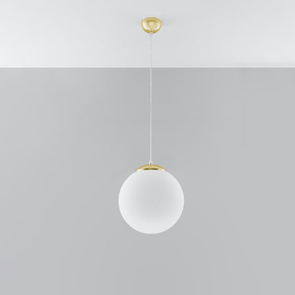 Suspension sphère en verre opalin blanc de 30 cm à calotte dorée sur câble transparent, fond clair