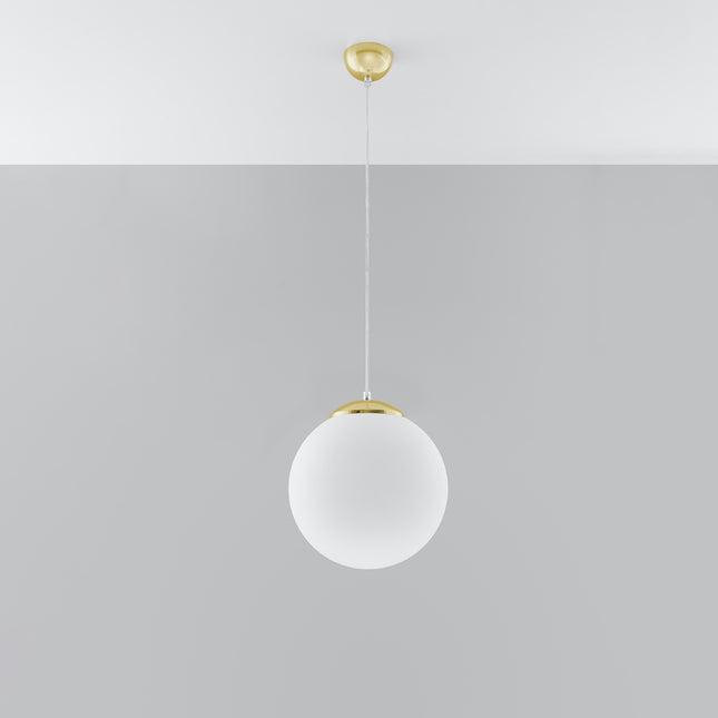 Suspension sphère en verre opalin blanc de 30 cm à calotte dorée sur câble transparent, fond clair