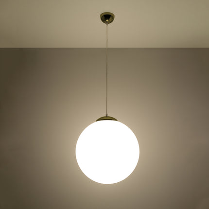 Suspension sphère opaline dorée 40 cm allumée diffusant une lumière douce et chaleureuse au plafond