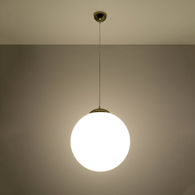Suspension sphère opaline dorée 40 cm allumée diffusant une lumière douce et chaleureuse au plafond