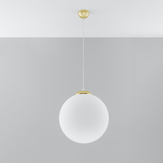 Grande suspension sphère en verre opalin blanc de 40 cm à calotte dorée sur câble transparent, fond clair