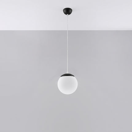 Suspension Sphère Opaline noire 20 cm allumée, lumière diffuse