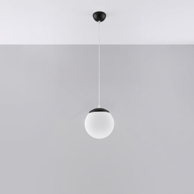 Suspension Sphère Opaline noire 20 cm allumée, lumière diffuse
