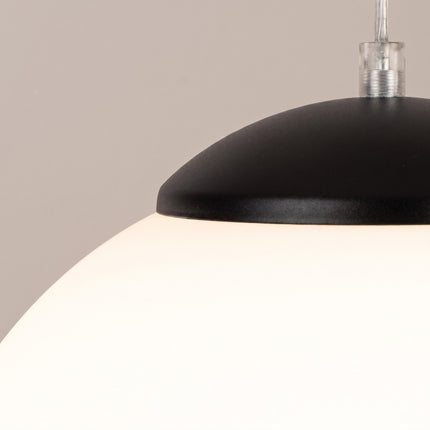Suspension Sphère Opaline noire 20 cm sur fond coloré, vue de trois quarts