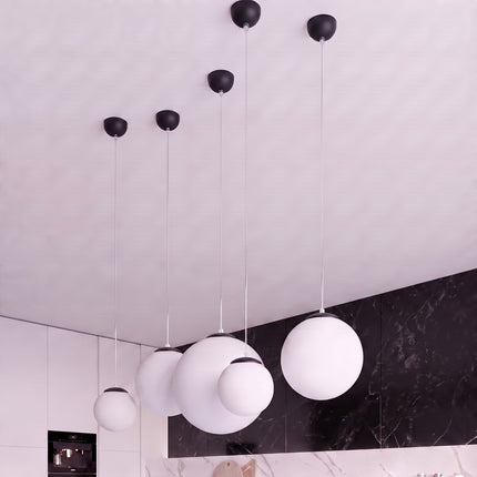 Suspension Sphère Opaline noire 20 cm au-dessus d'une table à manger