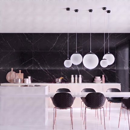 Suspension Sphère Opaline noire 20 cm au-dessus d'un îlot de cuisine