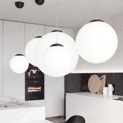 Suspension Sphère Opaline noire 20 cm dans un intérieur contemporain