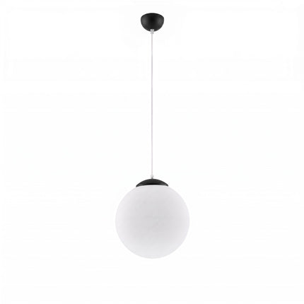 Suspension Sphère Opaline noire 30 cm, vue en situation sur fond clair