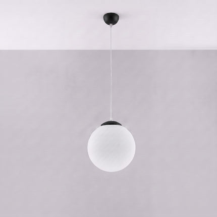 Suspension Sphère Opaline noire 30 cm allumée, lumière diffuse