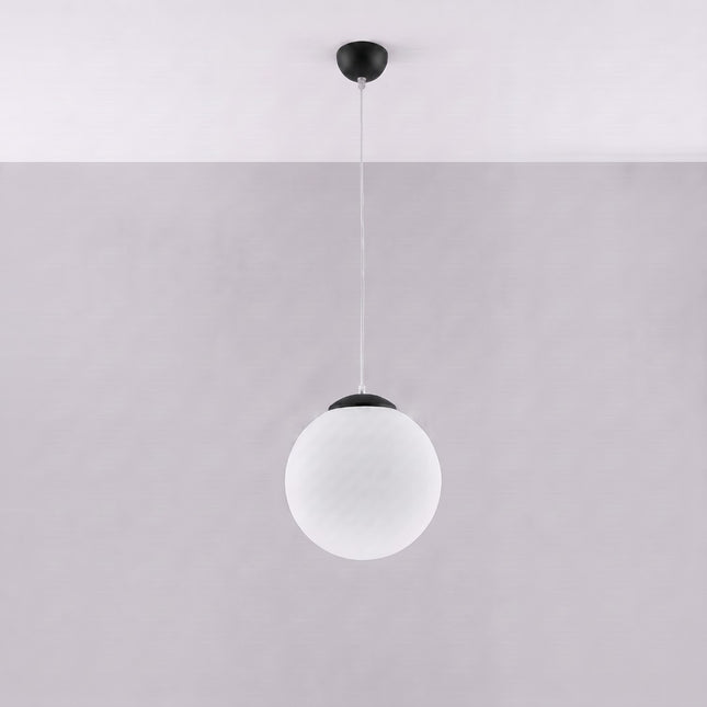 Suspension Sphère Opaline noire 30 cm allumée, lumière diffuse