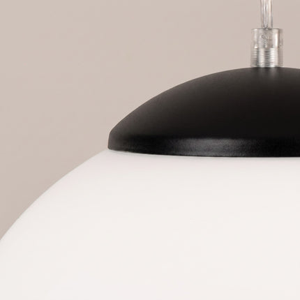 Suspension Sphère Opaline noire 30 cm sur fond coloré, vue de trois quarts