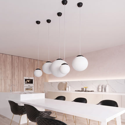 Suspension Sphère Opaline noire 30 cm au-dessus d'une table à manger
