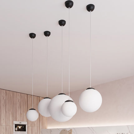 Suspension Sphère Opaline noire 30 cm dans un intérieur contemporain