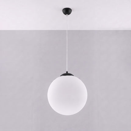 Suspension Sphère Opaline noire 40 cm allumée, lumière diffuse