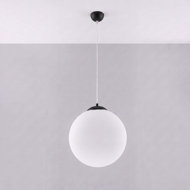 Suspension Sphère Opaline noire 40 cm allumée, lumière diffuse