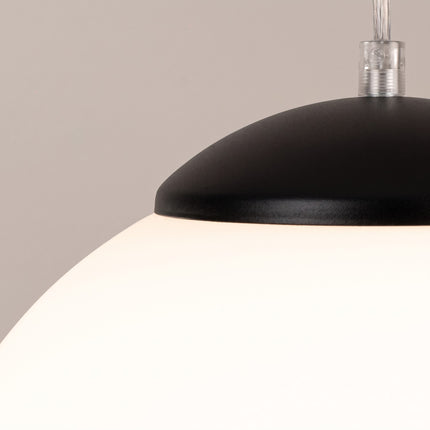 Suspension Sphère Opaline noire 40 cm sur fond coloré, vue de trois quarts