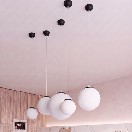 Suspension Sphère Opaline noire 40 cm au-dessus d'une table à manger