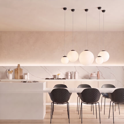 Suspension Sphère Opaline noire 40 cm au-dessus d'un îlot de cuisine