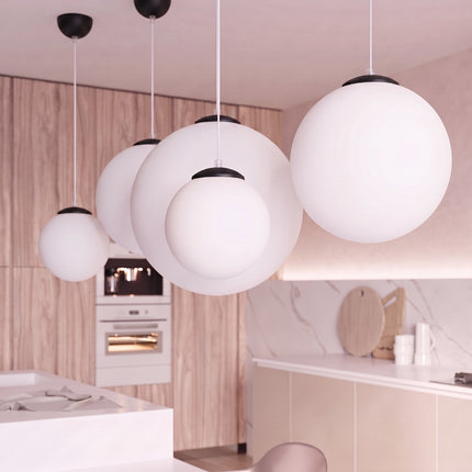 Suspension Sphère Opaline noire 40 cm dans un intérieur contemporain
