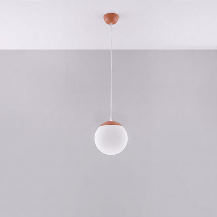Suspension Sphère Opaline ocre rouge 20 cm, vue en situation sur fond clair