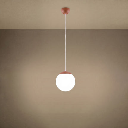 Suspension Sphère Opaline ocre rouge 20 cm allumée, lumière diffuse