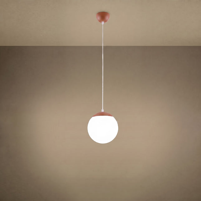 Suspension Sphère Opaline ocre rouge 20 cm allumée, lumière diffuse