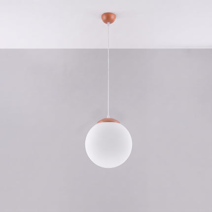 Suspension Sphère Opaline ocre rouge 30 cm, vue en situation sur fond clair