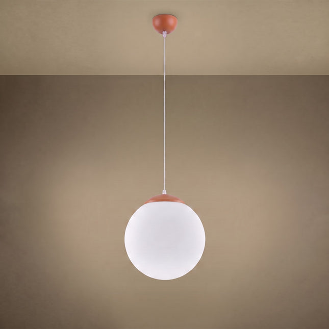 Suspension Sphère Opaline ocre rouge 30 cm allumée, lumière diffuse