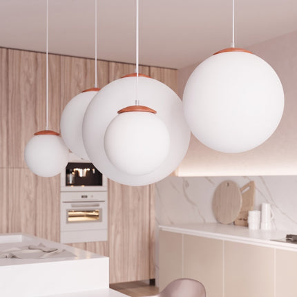 Suspension Sphère Opaline ocre rouge 30 cm dans un intérieur contemporain