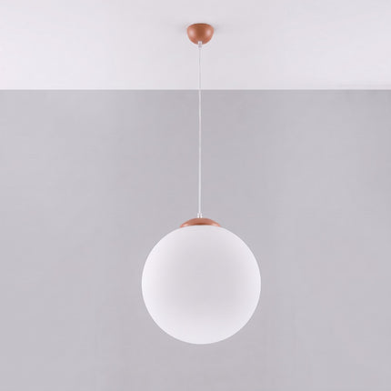 Suspension Sphère Opaline ocre rouge 40 cm, vue en situation sur fond clair