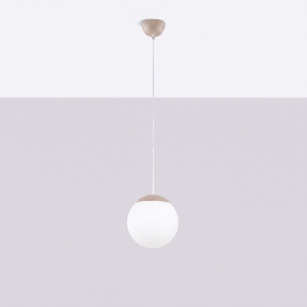 Suspension Sphère Opaline taupe 20 cm, vue en situation sur fond clair