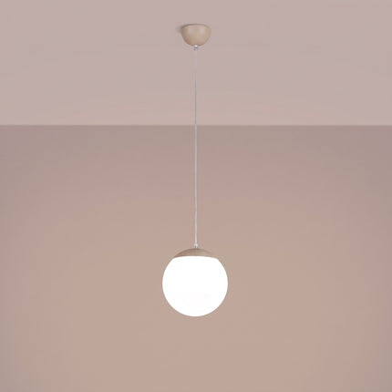 Suspension Sphère Opaline taupe 20 cm allumée, lumière diffuse