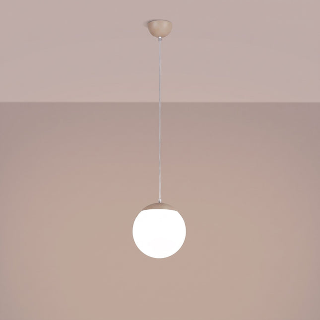 Suspension Sphère Opaline taupe 20 cm allumée, lumière diffuse