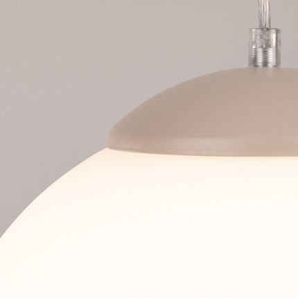 Suspension Sphère Opaline taupe 20 cm sur fond coloré, vue de trois quarts