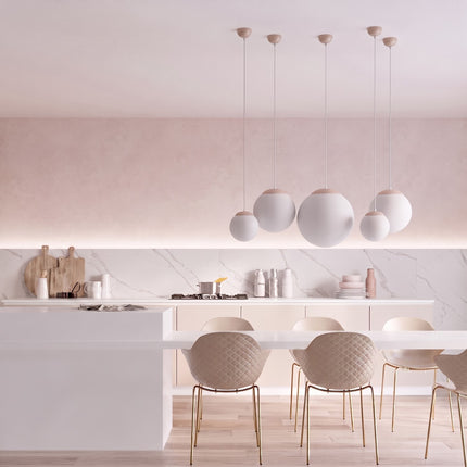 Suspension Sphère Opaline taupe 20 cm au-dessus d'un îlot de cuisine