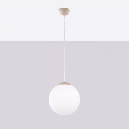 Suspension Sphère Opaline taupe 30 cm, vue en situation sur fond clair