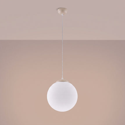Suspension Sphère Opaline taupe 30 cm allumée, lumière diffuse