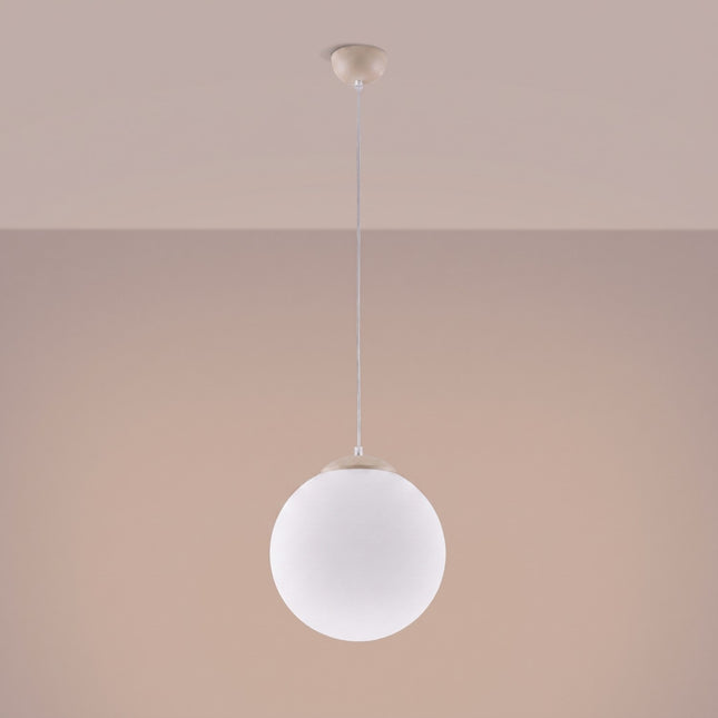 Suspension Sphère Opaline taupe 30 cm allumée, lumière diffuse
