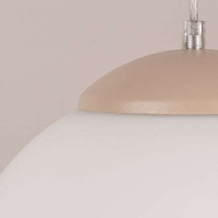 Suspension Sphère Opaline taupe 30 cm sur fond coloré, vue de trois quarts