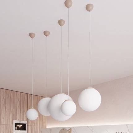 Suspension Sphère Opaline taupe 30 cm au-dessus d'une table à manger