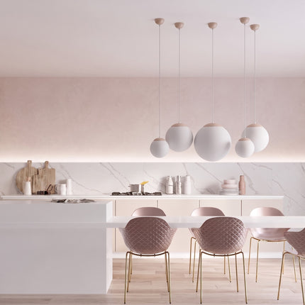 Suspension Sphère Opaline taupe 30 cm au-dessus d'un îlot de cuisine