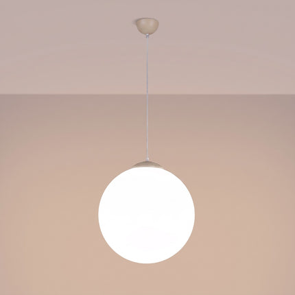 Suspension Sphère Opaline taupe 40 cm allumée, lumière diffuse