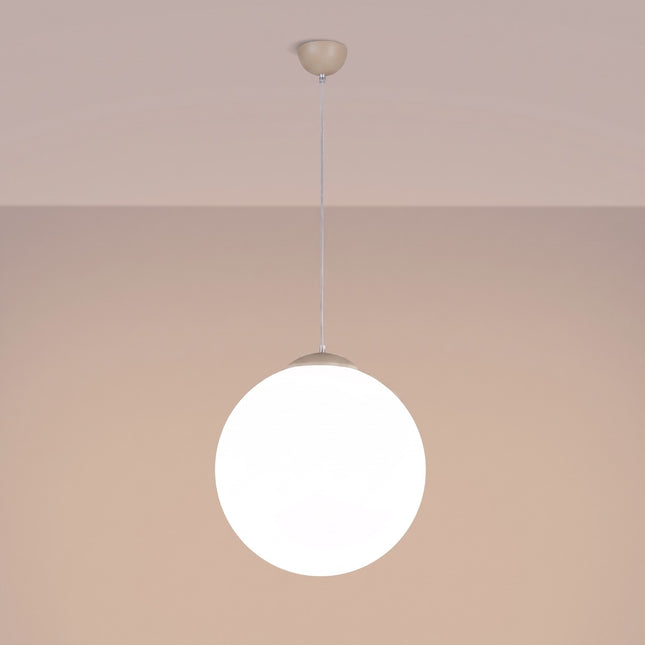 Suspension Sphère Opaline taupe 40 cm allumée, lumière diffuse