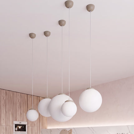 Suspension Sphère Opaline taupe 40 cm dans un intérieur contemporain