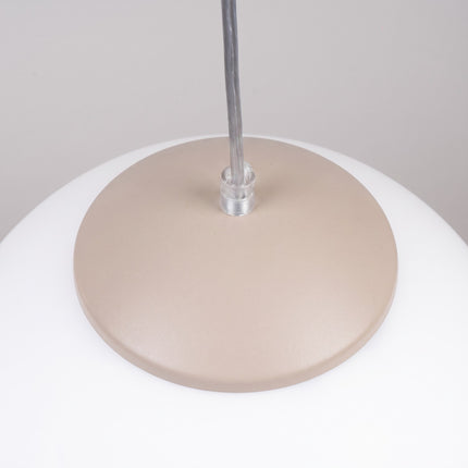 Suspension Sphère Opaline taupe 40 cm, détail de la douille et du câble