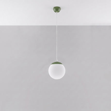 Suspension Sphère Opaline vert olive 20 cm, vue en situation sur fond clair