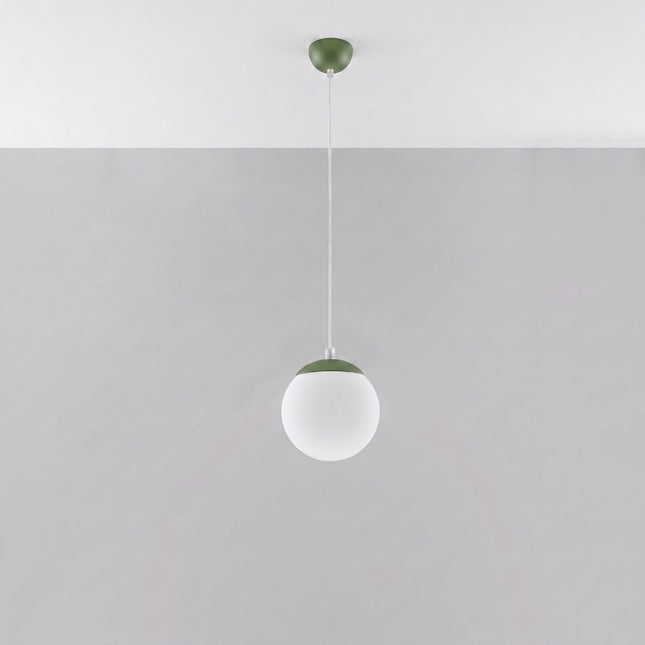 Suspension Sphère Opaline vert olive 20 cm, vue en situation sur fond clair